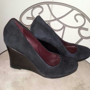 COLE HAAN HEELS SZ 8 BLACK SUEDE WEDGES