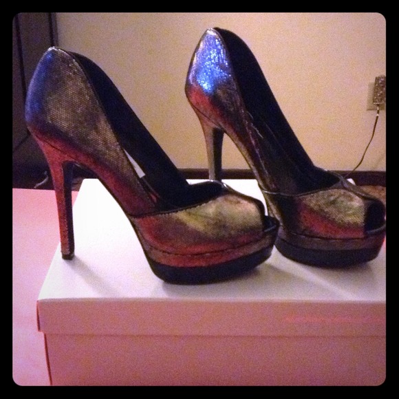 Gold Jessica Simpson heels - Picture 1 of 3