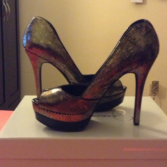 Gold Jessica Simpson heels - Picture 3 of 3