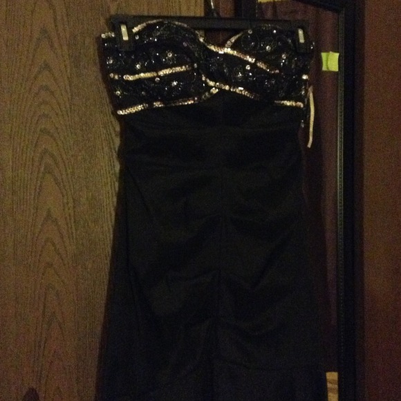 Black strapless gown - Picture 2 of 4