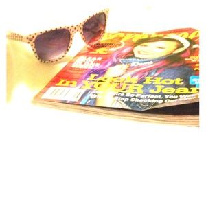 Polka dot sunglasses🌻