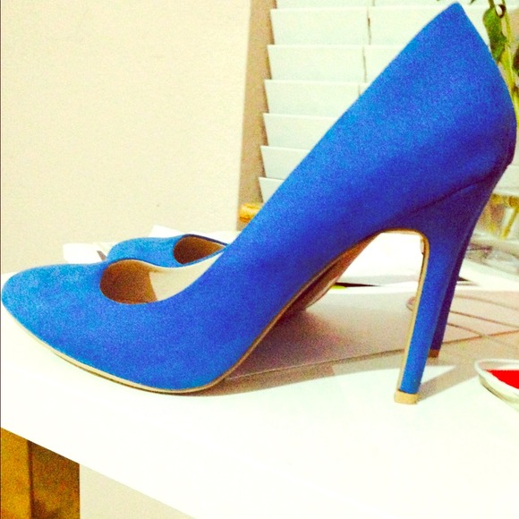 Blue pumps