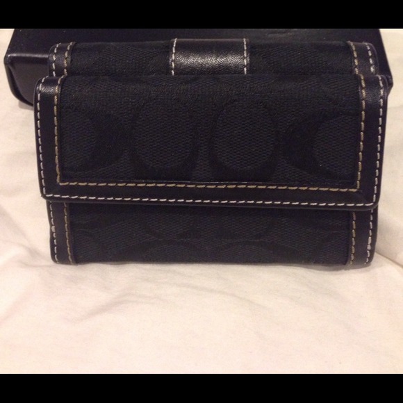 💯% Authentic Small Coach wallet - Picture 3 of 3