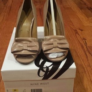 SOLD est Peep Toe Pumps with bow