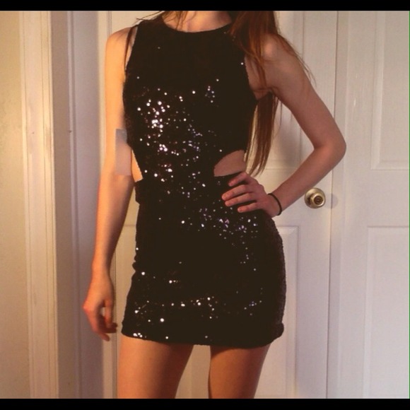 🌟REDUCED🌟NWT Tobi Sequin Cutout Yez Dress-Small