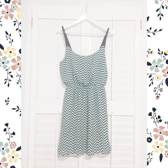 CHEVRON TEAL CUT-OUT DRESS!! SIZE MEDIUM🌸💙