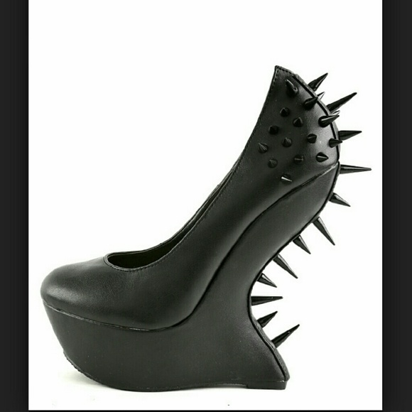 Privileged black heels