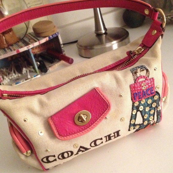 Coach handbag with many pockets and great style
