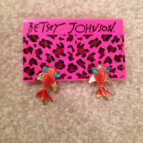 ✳️SOLD✳️‼️BUNDLED‼️NWT Betsey Johnson Fish Earring
