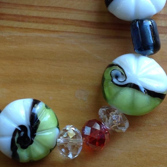 ❤️SOLD  NWOT GLASS AND CRYSTAL STRETCH BRACELET - Picture 2 of 3