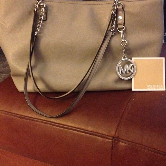 ⬇️Michael Kors grey leather bag.👍👍👍👍