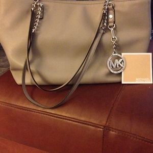 ⬇️Michael Kors grey leather bag.👍👍👍👍