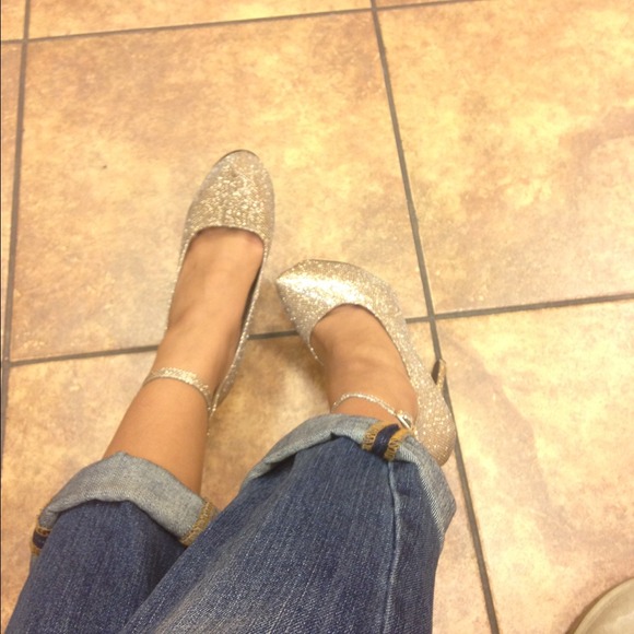 Breckelle's Gold Glitter Pumps