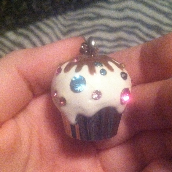 Adorable cupcake necklace! - Picture 1 of 2