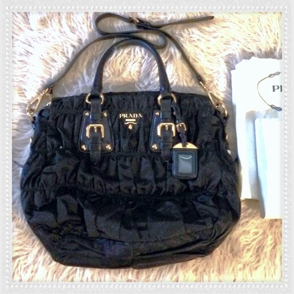 🎉H P🎉 💯% ® PRADA GAUFRE NYLON TESSUTO HANDBAG.