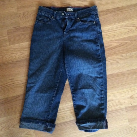 Size 8 Levi 512 perfectly slimming capris