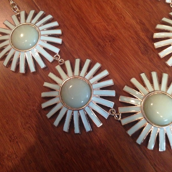 🚫SOLD IN BUNDLE 🚫Mint green statement necklace! - Picture 2 of 2