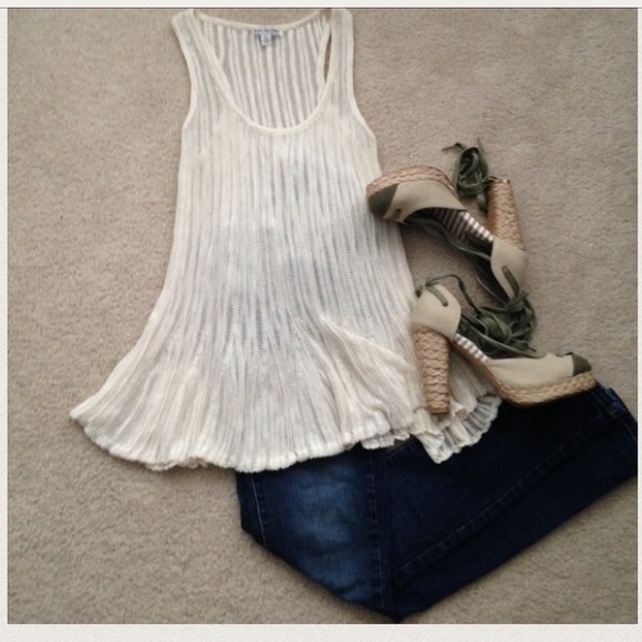 🚫SOLD IN A BUNDLE🚫Soft Off White Flounce Tank - Picture 2 of 3