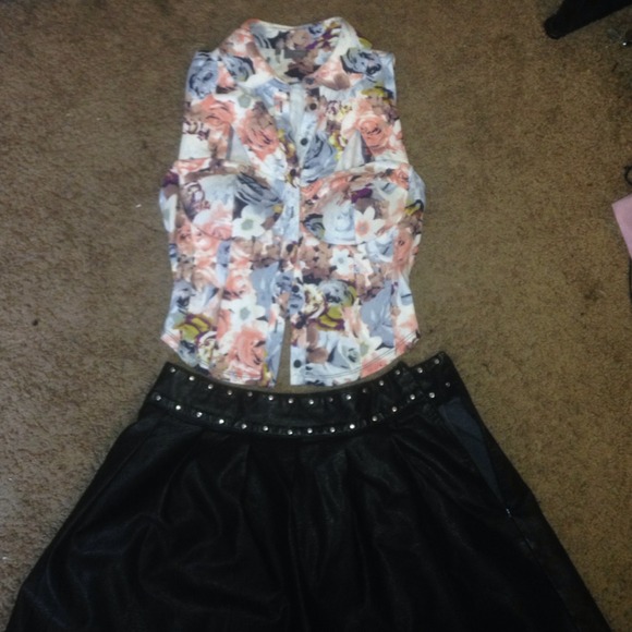 Floral crop top w. Cut-outs in the upper chest.