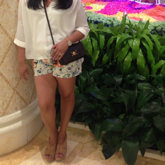 💕PM Editor pick💕Totally Turnlock Jane crossbody - Picture 2 of 4