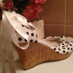 Black & white polka dot wedges!