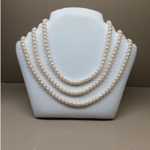❗️Reduced Price❗️Elegant 3 Strand Pearl Necklace