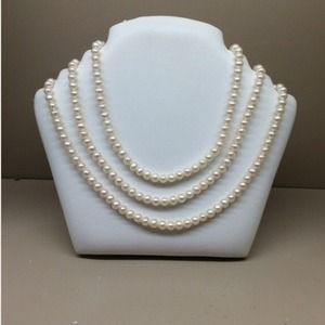❗️Reduced Price❗️Elegant 3 Strand Pearl Necklace