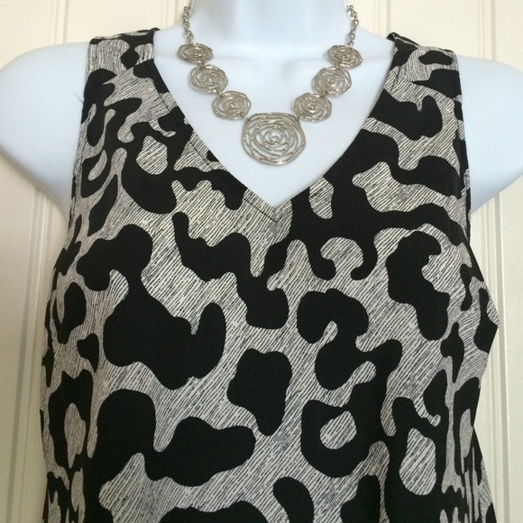 😍KEEPING😍🎉9/20 Host Pick🎉 Black & White Top - Picture 2 of 4