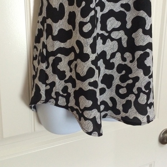 😍KEEPING😍🎉9/20 Host Pick🎉 Black & White Top - Picture 3 of 4