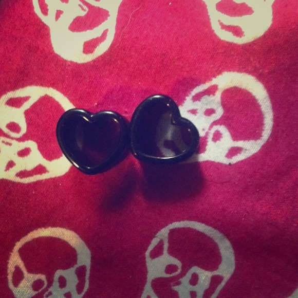 🚫SOLD🚫 ❤️ 5/8 heart tunnels plugs ❤️