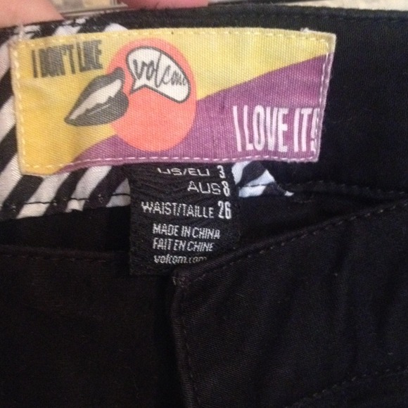 LOW RISE BLACK VOLCOM SHORTS - Picture 4 of 4