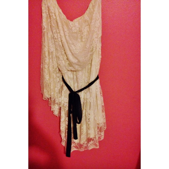 Lace white dress with black belt