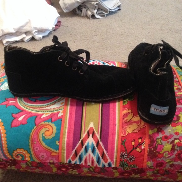 BLACK SUEDE TOMS W LACES NEVER WORN