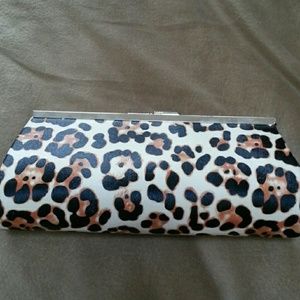 Hard leopard clutch