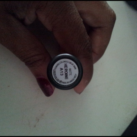 ***SOLD***BNIB Heroine lipstick from MAC Cosmetics - Picture 2 of 3