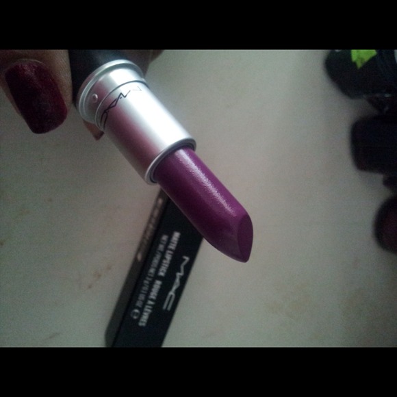 ***SOLD***BNIB Heroine lipstick from MAC Cosmetics - Picture 3 of 3