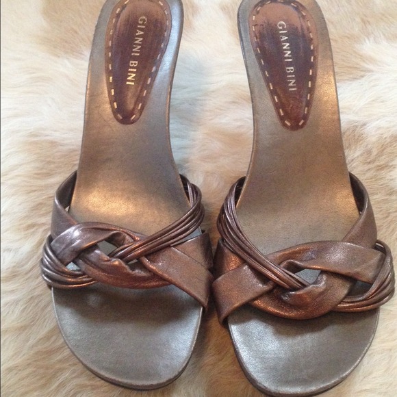 Giani Bini bronze twist mule