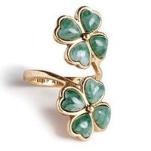 Twisting shamrock ring