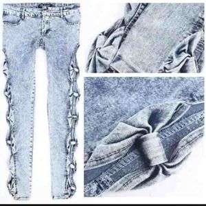 ❤️❤️Reserved❤️❤️Acid Wash Bow Cutout Skinny Jeans