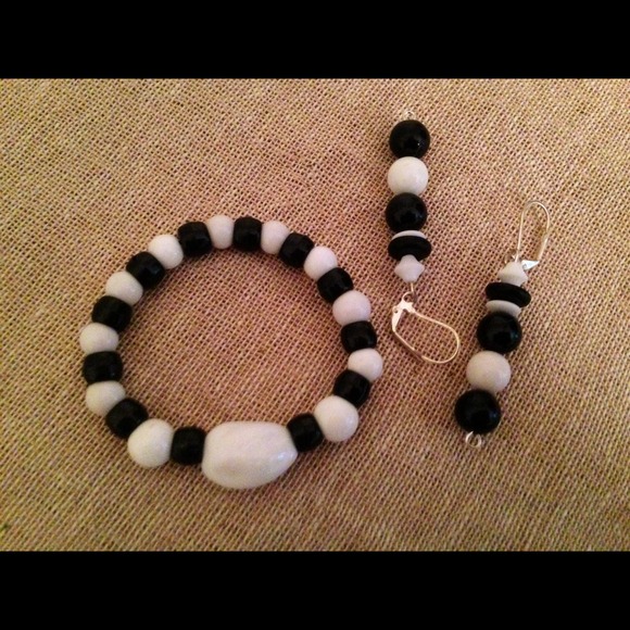 Blk & Wt. Stretch bracelet set 6.5"
