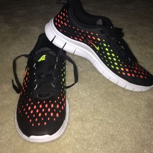 Black Nike 5.0 running shoes