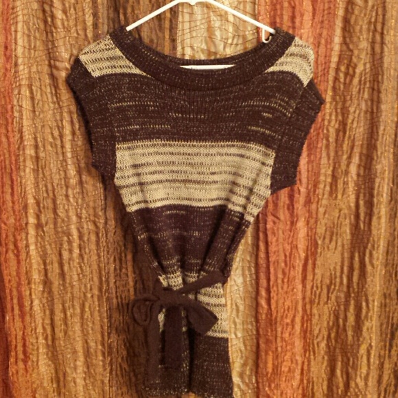 Super cute brown/khaki short sleeve sweater