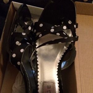 💋Hump Day Sale💋 polka dot strappy sandal 👠👠