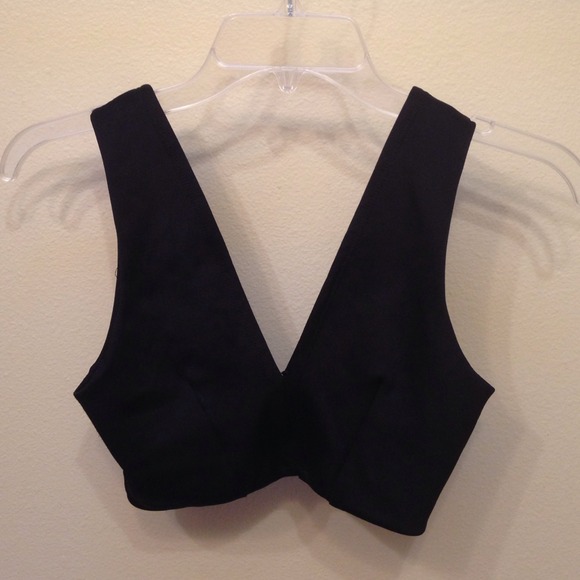 🚫TRADED🚫deep v cut crop tank