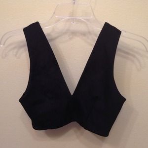 🚫TRADED🚫deep v cut crop tank