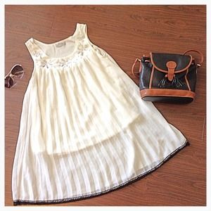 🌻🌻White with Black trim trapeze dress