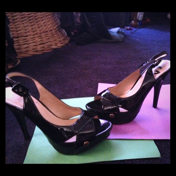 Black patent leather GUESS pumps