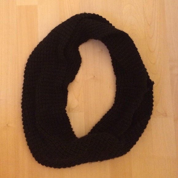 ✨Brandy Melville Scarf✨