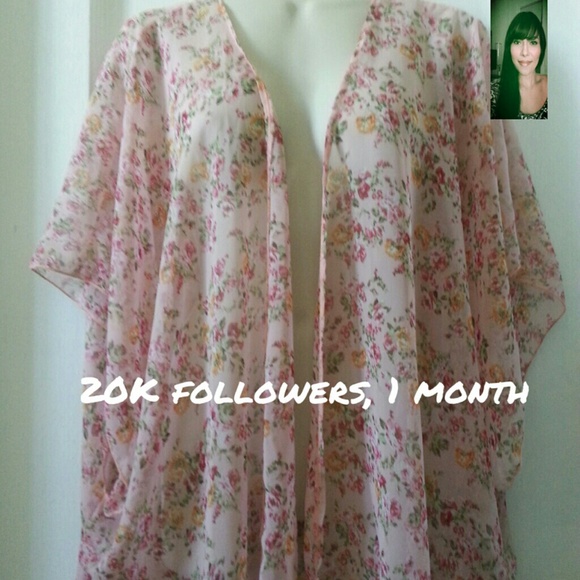 Tops - 30% off🔥Beautiful Floral Kimono NWOT