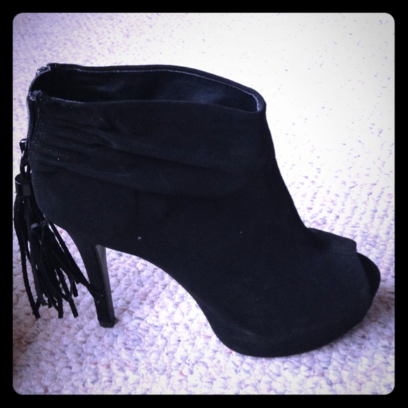 Rock & Republic black suede bootie pumps